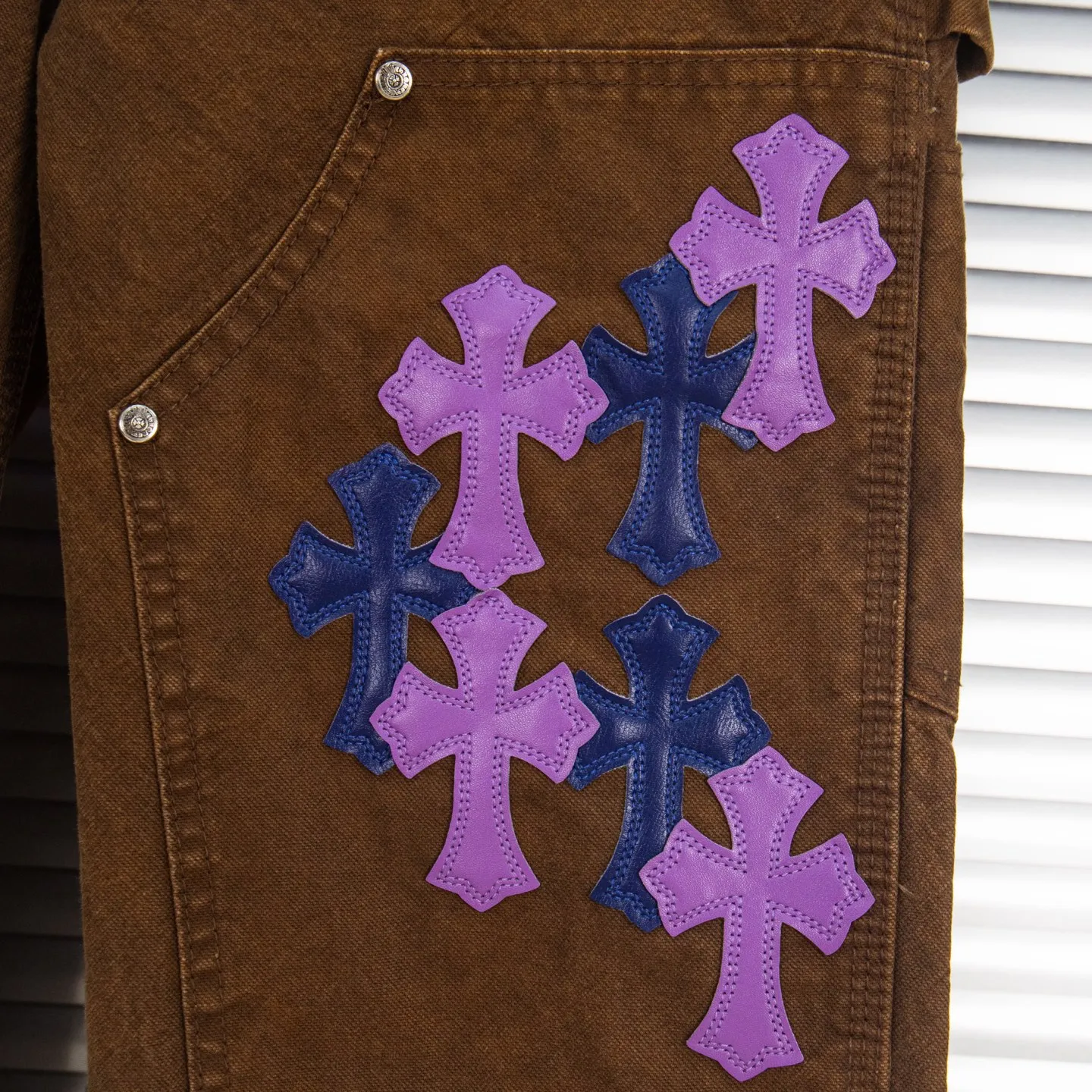 P290 Chrome Hearts Chrome Hearts brown logging purple multi-leather jeans Multi-leather standard work jeans pants CH jeans need to be washed and then disassembled and hand-stitched with sheepskin cross leather and then spliced to complete. The whole process is too complicated to explain. About Chrome Hearts This is an extremely luxurious fashion brand that can also be called the nobility of the high street. It has always been an exclusive brand for some hipsters or rich second generations. Compared with ordinary high streets, it is more luxurious and noble. Compared with luxury brands, it has a more fashionable personality. It has always been a brand that I have a special liking for. Style number: 1786# Color: Brown Size: 28 30 32 34 36